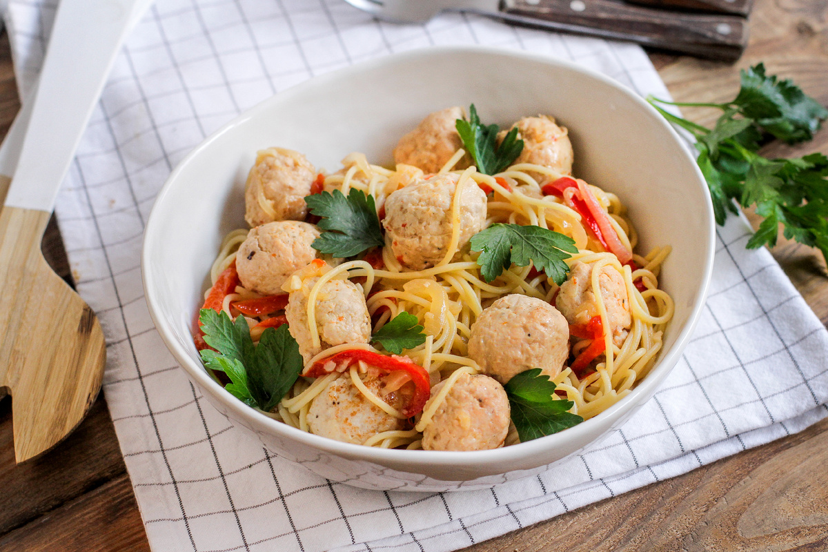 Спагетти с фрикадельками из индейки и маринованным перцем