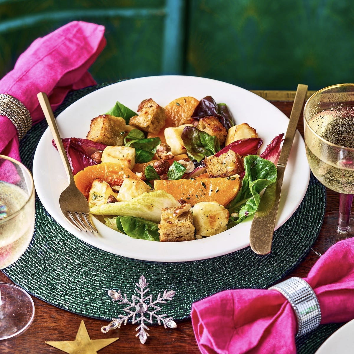 Зимний салат из тыквы, халуми и сухариков с абрикосово-тимьяновой заправкой