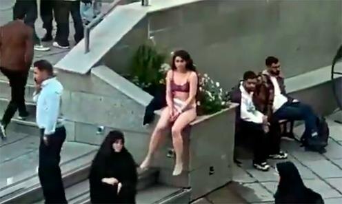 Раздевшаяся иранская студентка. Кадр из видео