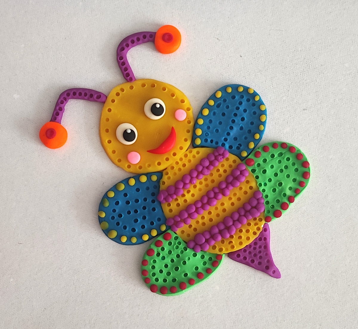 Готовый вариант аппликации из пластилина на картоне Радужная 🐝 пчёлка на канале Лепим с Таней 