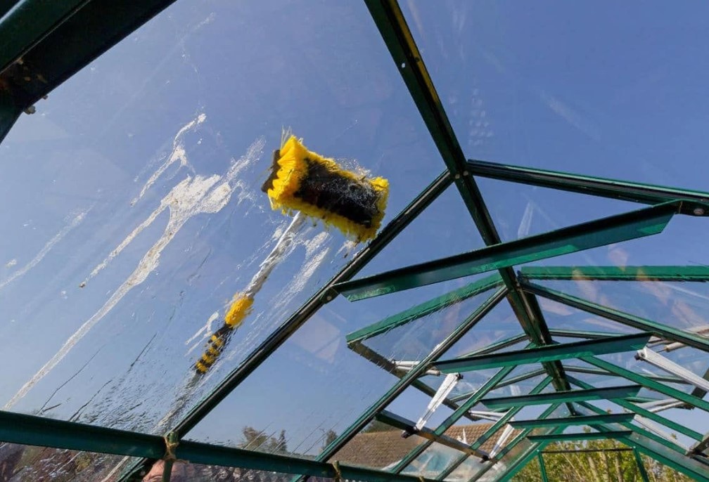 Для мытья верхней части теплицы можно воспользоваться шваброй с телескопической ручкой.