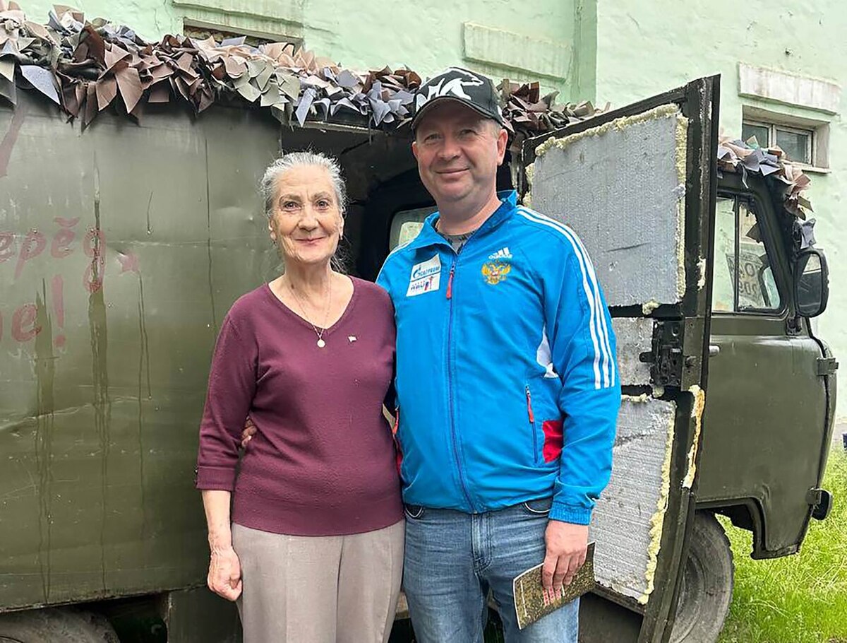 Слева направо: Ольга ВОЛОДИНА, волонтер движения «Шьем для наших», и Владимир ПОЛЯКОВ, председатель городского Совета депутатов.