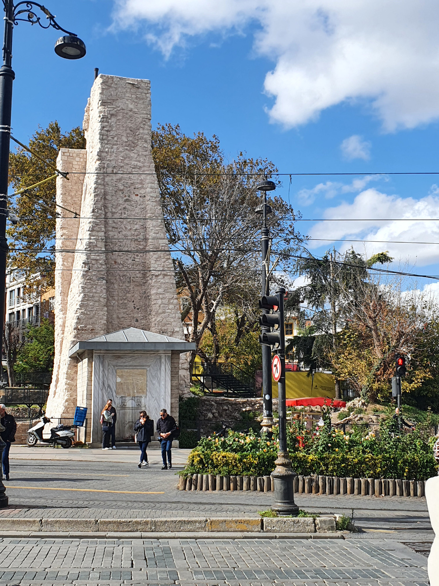 Начало улицы Диваньолу. Недалеко остановка трамвая Т1 Султанхамет.