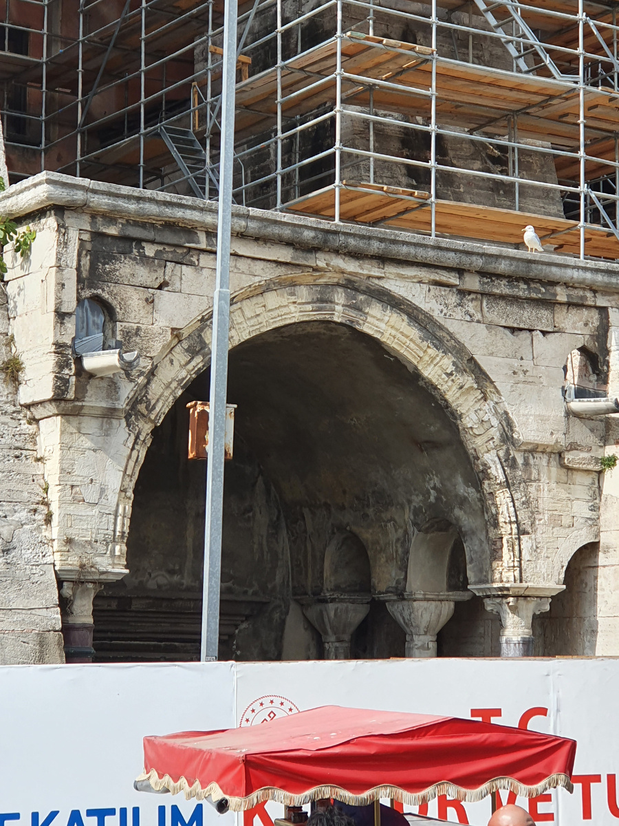 Как писала в предыдущей статье - чтобы рассмотреть капители вверху колонн, надо встать на парапет напротив.