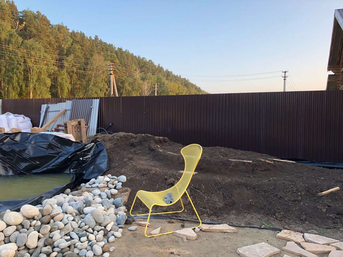 Сверху, небольшим слоем, мы внесли привозной земли, чтобы спокойно высаживать почвопокровники 