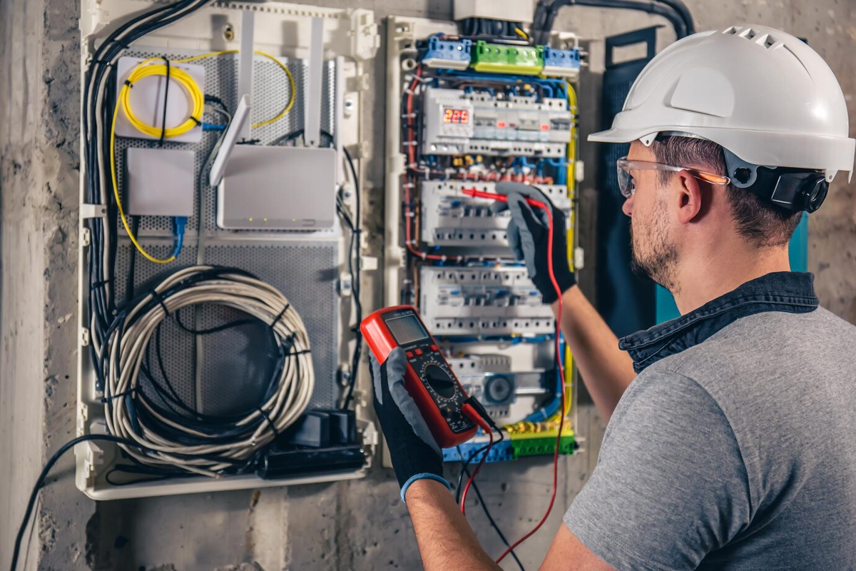 Источник изображения: https://img.freepik.com/free-photo/man-electrical-technician-working-switchboard-with-fuses_169016-24062.jpg?t=st=1730125780~exp=1730129380~hmac=68f892fa76f5e1c95252e74489d9bb00f9ac8f480d2688ed09aa959eef1b8504&w=1380