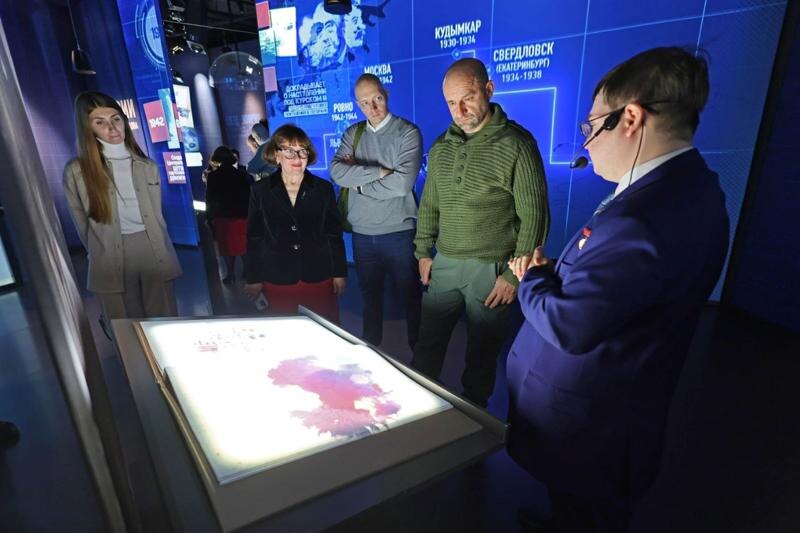    Пресс-служба полпреда президента в УрФО. Визит прошел в преддверии 80-летия присвоения Николаю Кузнецову звания Героя Советского Союза