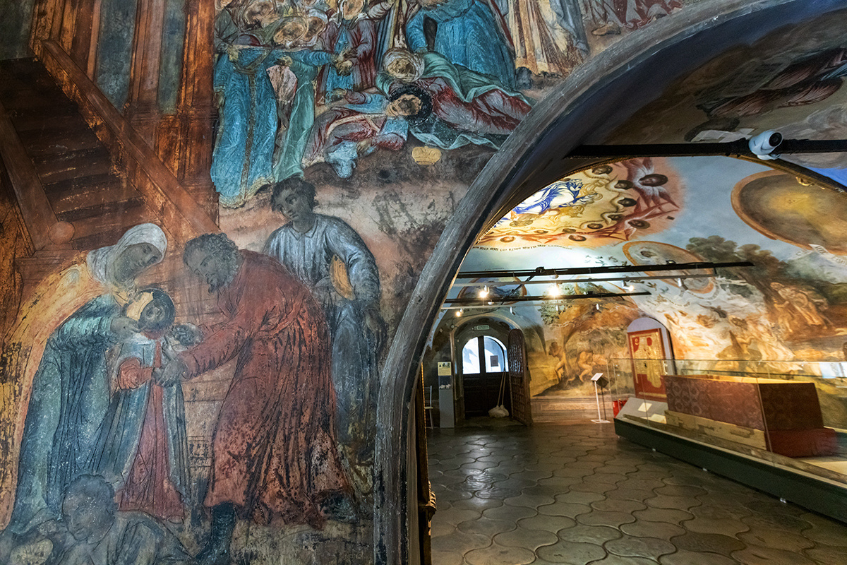 Углич. Церковь Царевича Димитрия на крови. Фреска со сценой гибели царевича и рака 