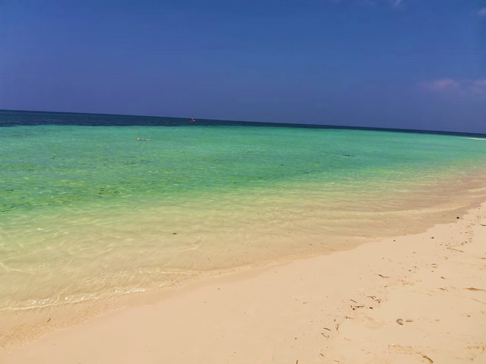 Чистый пляж с белым песком.