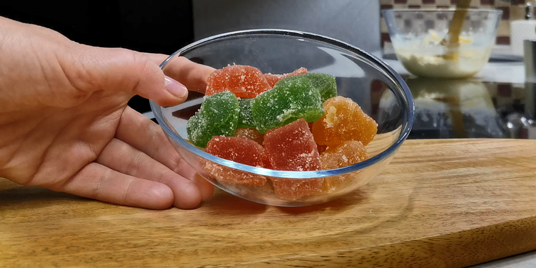 Добавьте в тесто дешевый мармелад и будете поражены что вышло. Я теперь не то что к чаю, даже на праздники такую выпечку готовлю