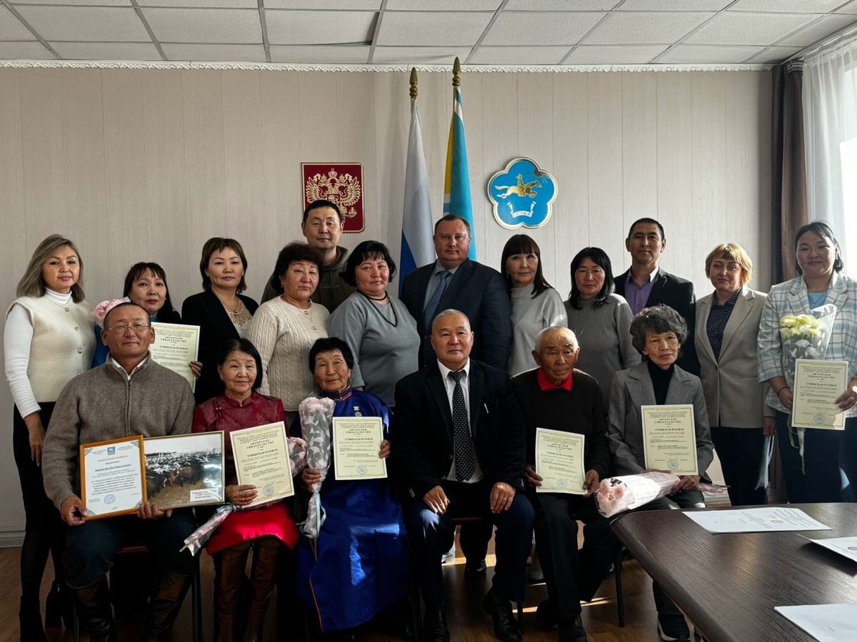 В Кызыле чествовали аграриев. Лучшие получили государственные и ведомственные награды.