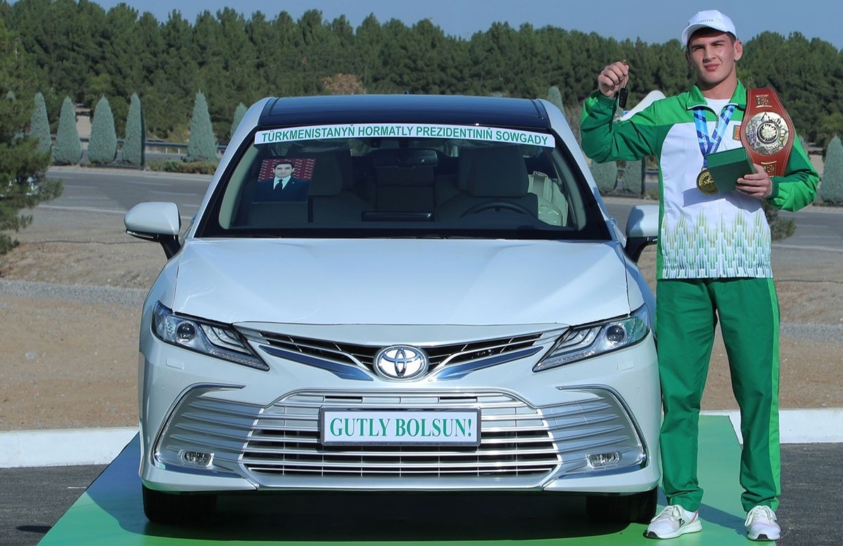 Алп Арслан Бегенджов с подарком от имени Президента Туркменистана Toyota Camry V6, 2 ноября, 2024 г., Ашхабад, Туркменистан