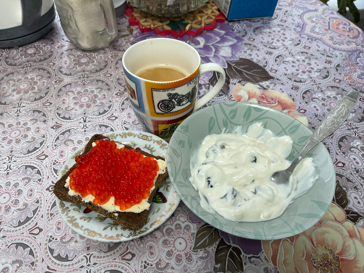 Понедельник. Чернослив (сухофрукт) с творогом, бутерброд с маслом и икрой (имитированная), кофе без сахара