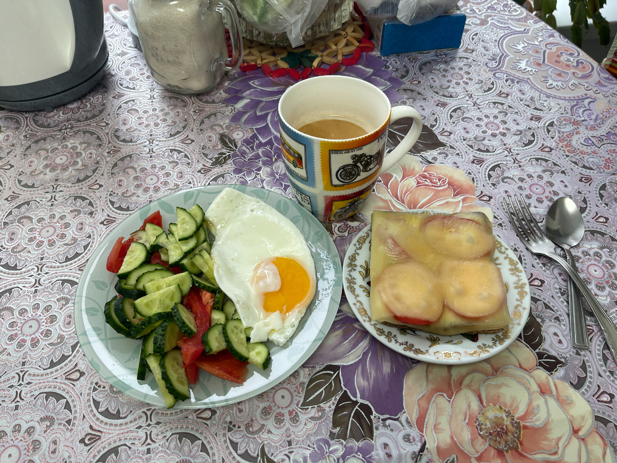 Вторник. Салат (помидор, огурец), глазунья, бутерброд с сыром и помидором, кофе без сахара