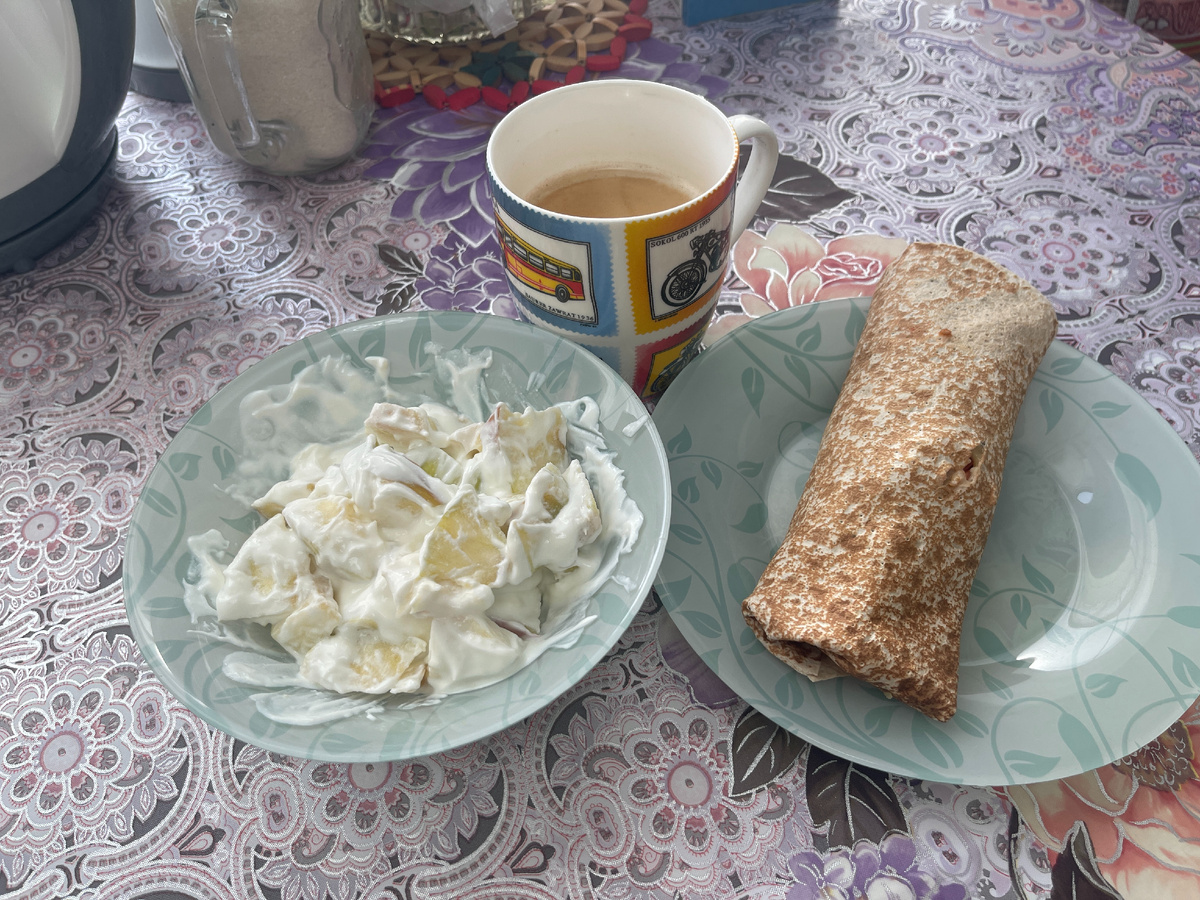 Среда. Яблоко с творогом, закуска из лаваша, в который завернуты сыр, салат листовой, руккола и помидор, кофе без сахара