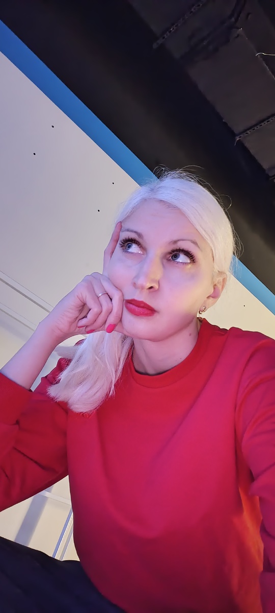 Мне приходилось сидеть в темном помещении, функционировал лишь дежурный свет, светильники к тому времени уже сняли