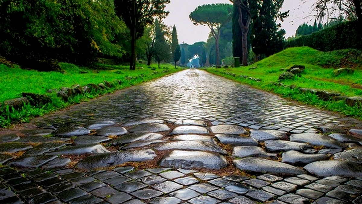 Аппиева дорога - самая значимая из античных общественных римских дорог. Дорога построена в 312 году до н. э. при цензоре Аппии Клавдии Цеке. Проходила из Рима в Капую, позднее была проведена до Брундизия