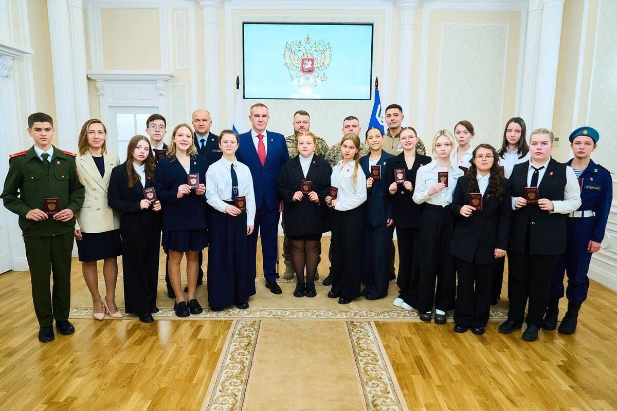    Губернатор Югры вручил паспорта участникам Движения Первых