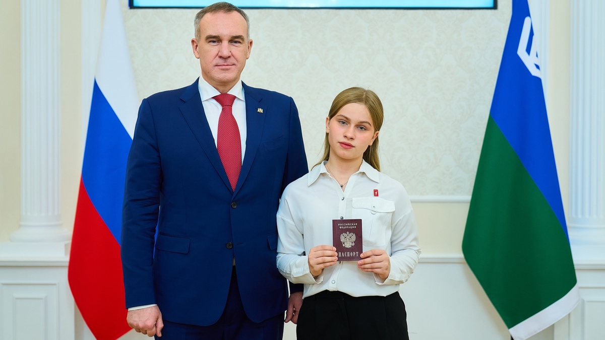    Руслан Кухарук вручил паспорта лучшим школьникам Югры