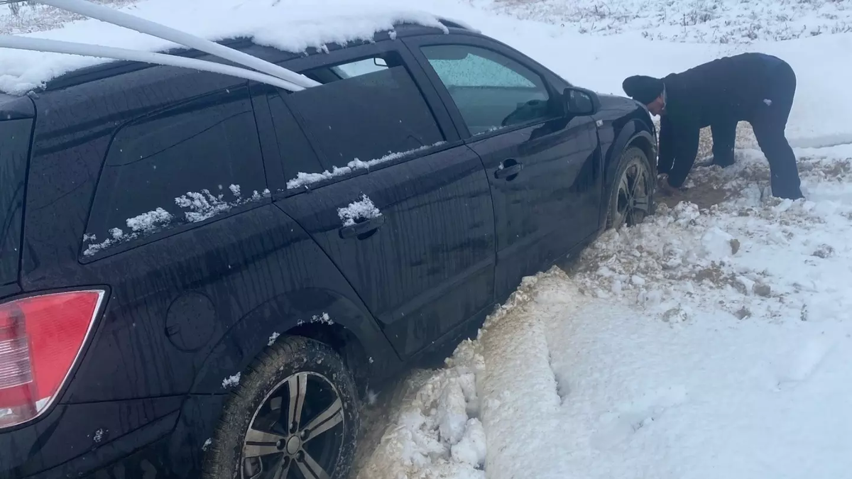 Фото: страница Вячеслава Гладкова в ВК. Машина застряла в ИЖС