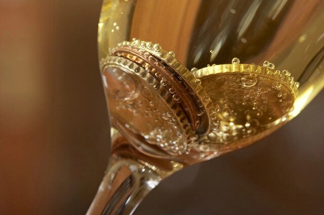    Монеты в бокале. Фото: istockphoto.com