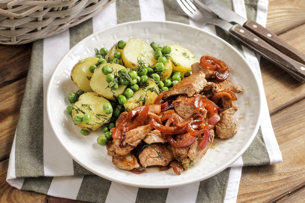 Свиная вырезка в Вустерском соусе с копчёной паприкой и бэби-картофелем