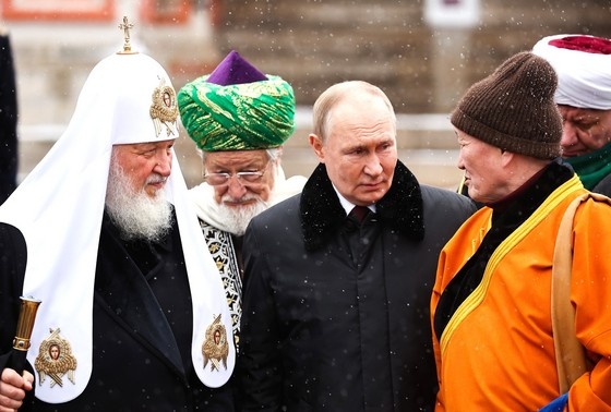    Владимир Путин с участниками церемонии возложения цветов к памятнику Кузьме Минину и Дмитрию Пожарскому