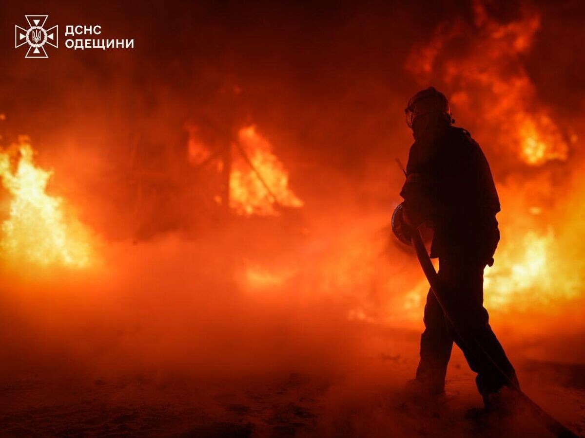    Пожар в Одессе после удара по припортовой инфраструктуре© Фото : ГСЧС Украины