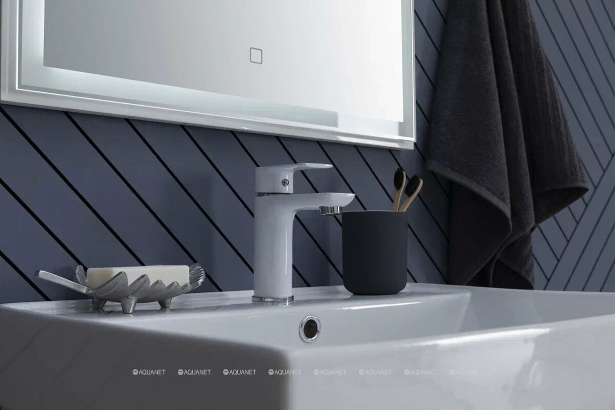 На фото пример смесителя для раковины из латуни