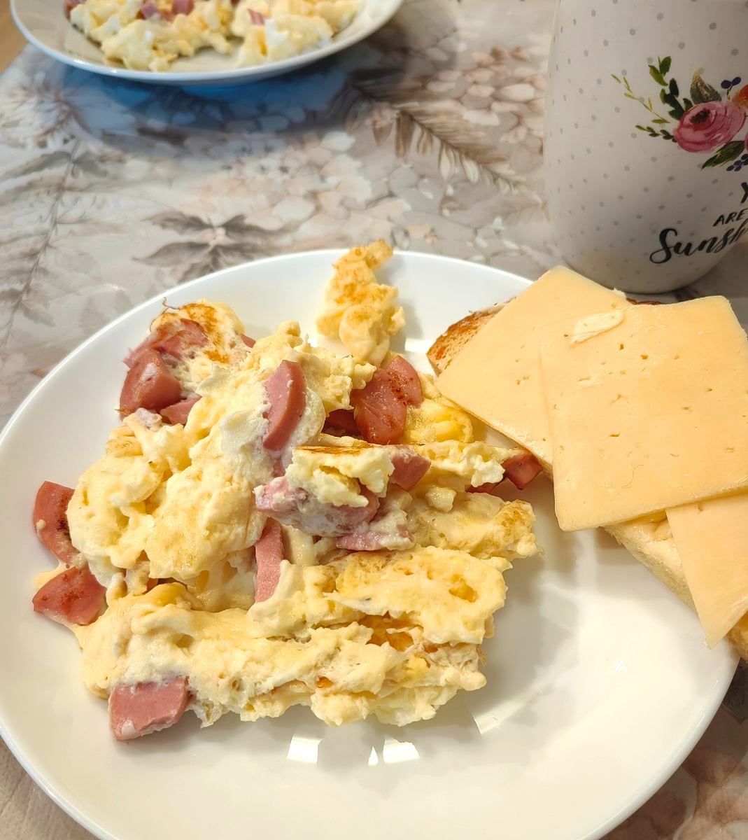 Омлет с сосиской, сырный бутерброд, кофе