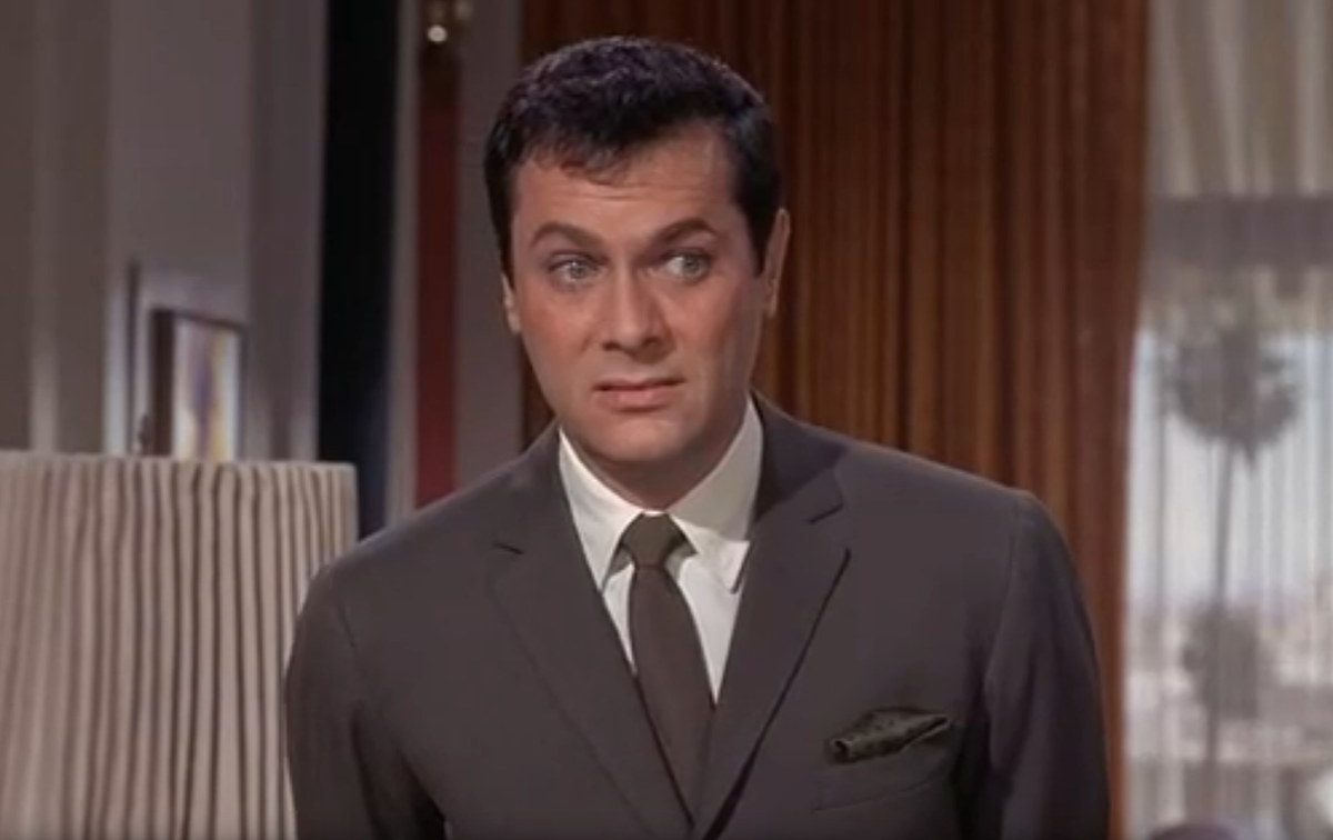 Тони Кертис сыграл главного героя французской пьесы "Боинг-Боинг", который в голливудском варианте комедии стал работающим в Париже американским журналистом Бернардом Лоуренсом