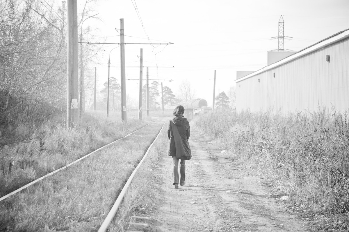 "а мы пойдём с тобой погуляем по трамвайным рельсам" - как пела Янка Дягилева в 80-ые годы