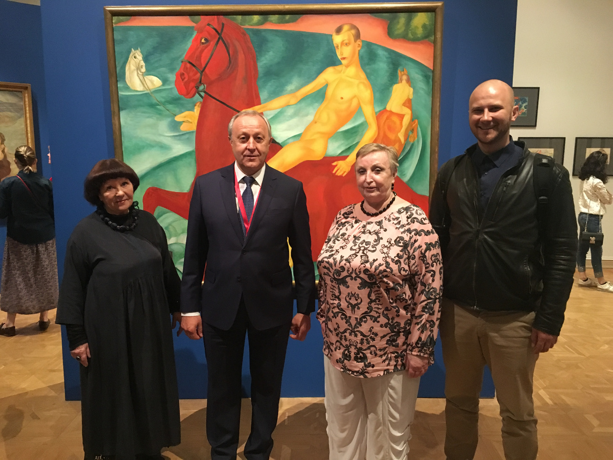 Губернатор Саратовской области (2012 -2022) Валерий Радаев с Валентиной Бородиной и автором статьи на открытии выставки в Русском музее. Санкт-Петербург, 2018 г.