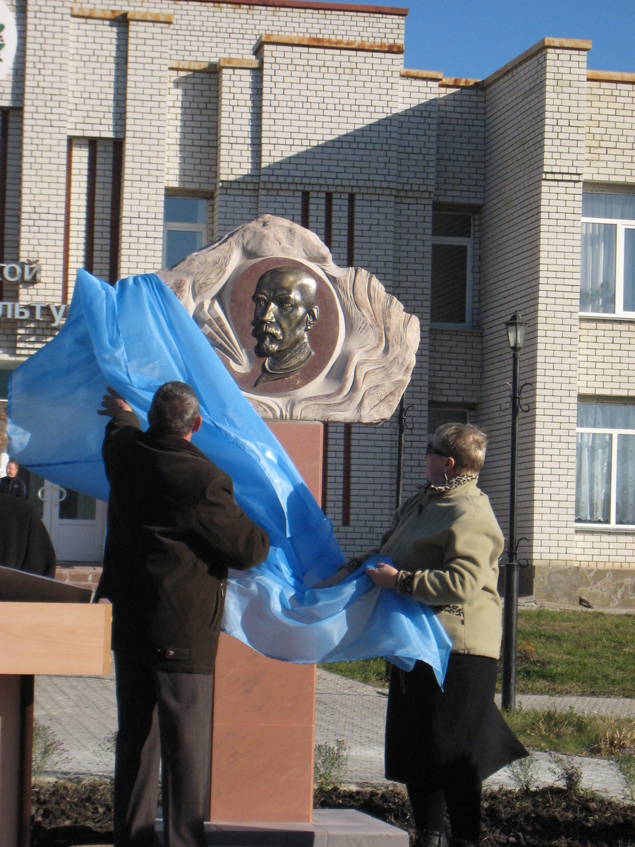 Скульптор Подосинников и Валентина Бородина открывают памятный знак художнику К.С. Петрову-Водкину. 2008 г. Фото автора