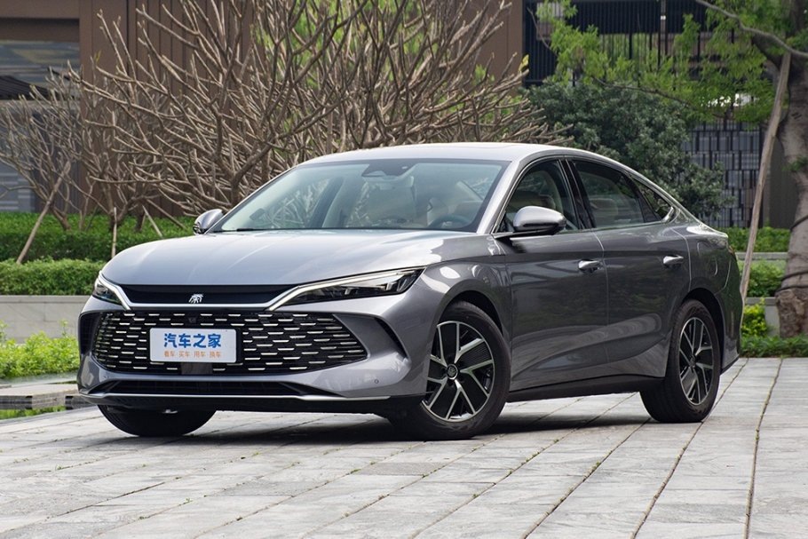 BYD  Источник: https://rg.ru/2024/05/29/byd-zapustil-sedany-s-novym-gibridom-2100-km-probega-i-rashod-29-litra.html