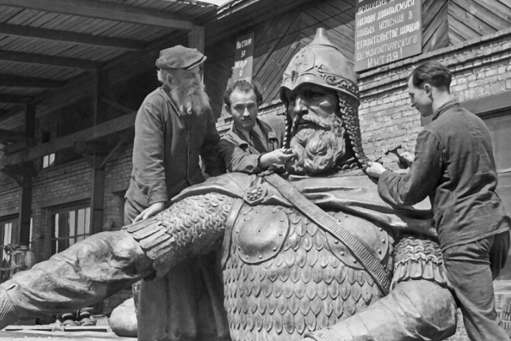 С.М. Орлов (в центре) за работой над памятником князю Юрию Долгорукому. 1950-е. Автор фото Э. Эвзерихин. Фото взято из свободного доступа в интернете.