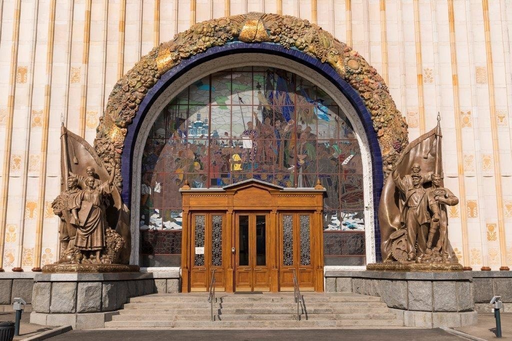 Скульптуры при входе в павильон "Земледелие" ВДНХ. Работы скульптора Орлова С.М. Фото взято из свободного доступа в интернете. Листайте галерею вправо. 