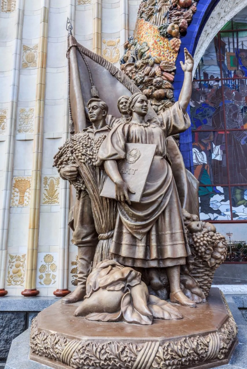 Одна из скульптурных композиций. На переднем плане стоит так называемая "украинка". Ох и угнетали украинцев власти в Советские времена!  Фото взято из свободного доступа в интернете.