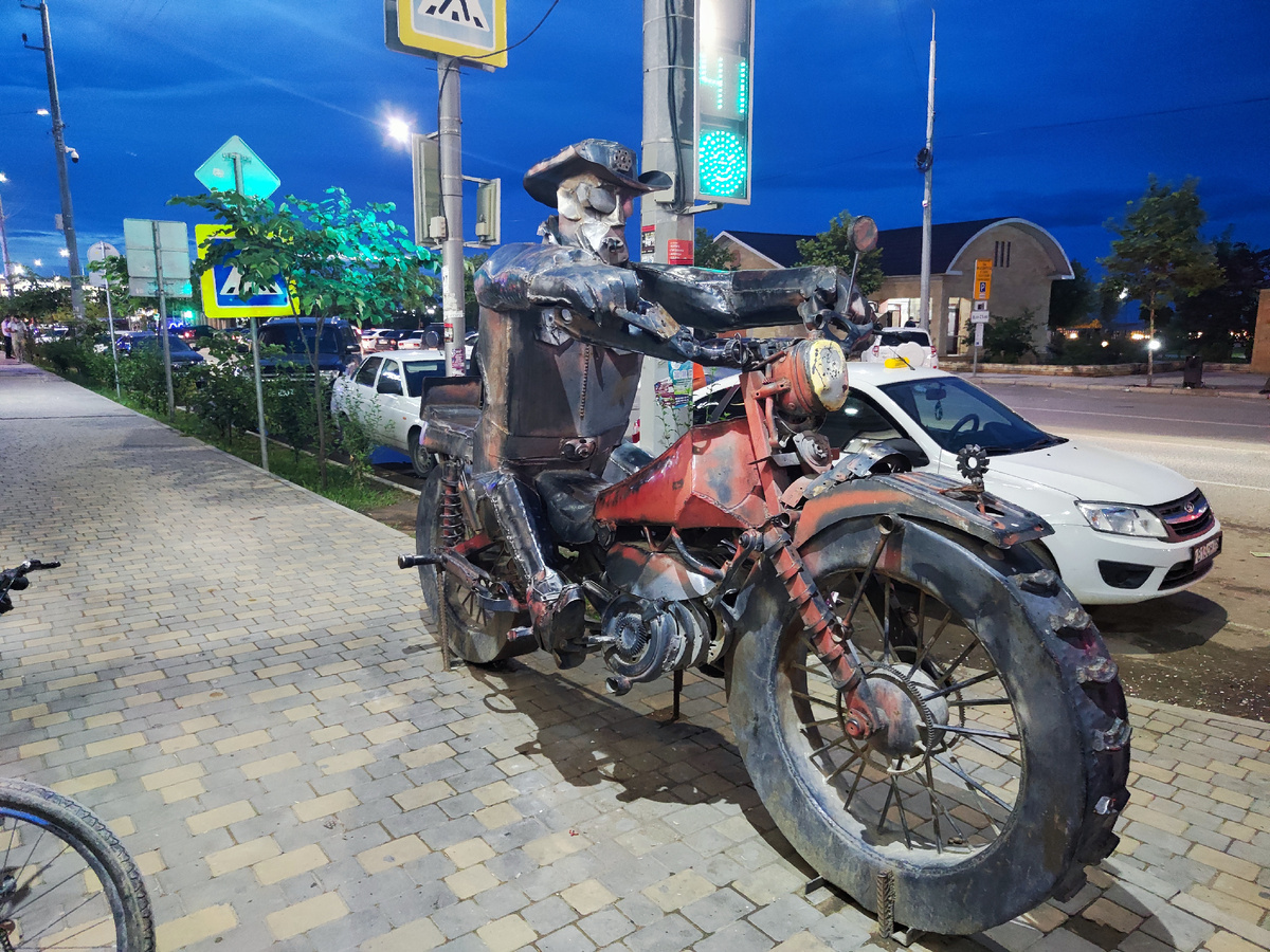 Милый байкер на набережной