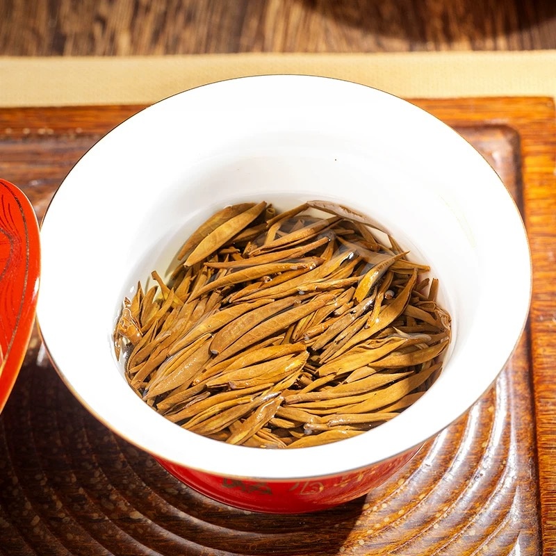 Настоящий Цзинь Цзюнь Мей после заваривания 