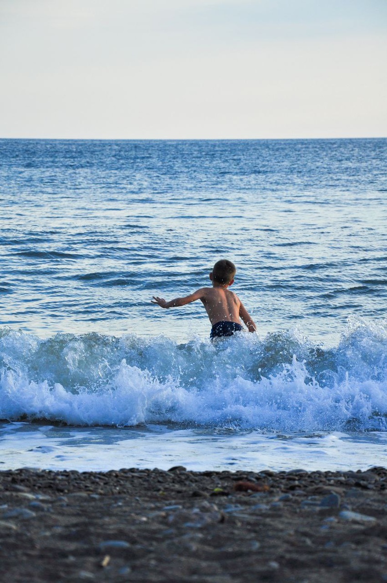На фото мой сын, впервые на каникулах на море. Завидую ему, хотя я рядом.