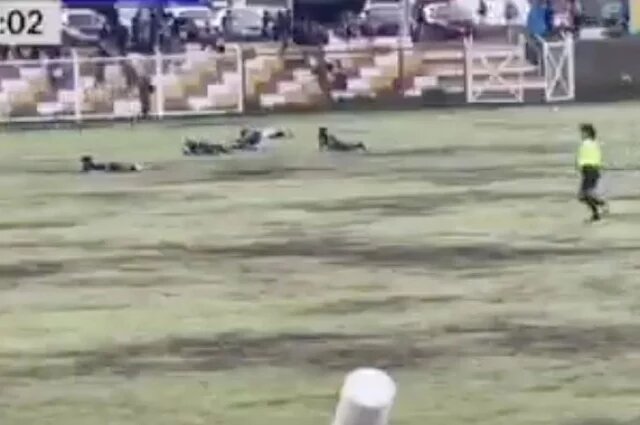    Что за футболист погиб от удара молнии во время матча?