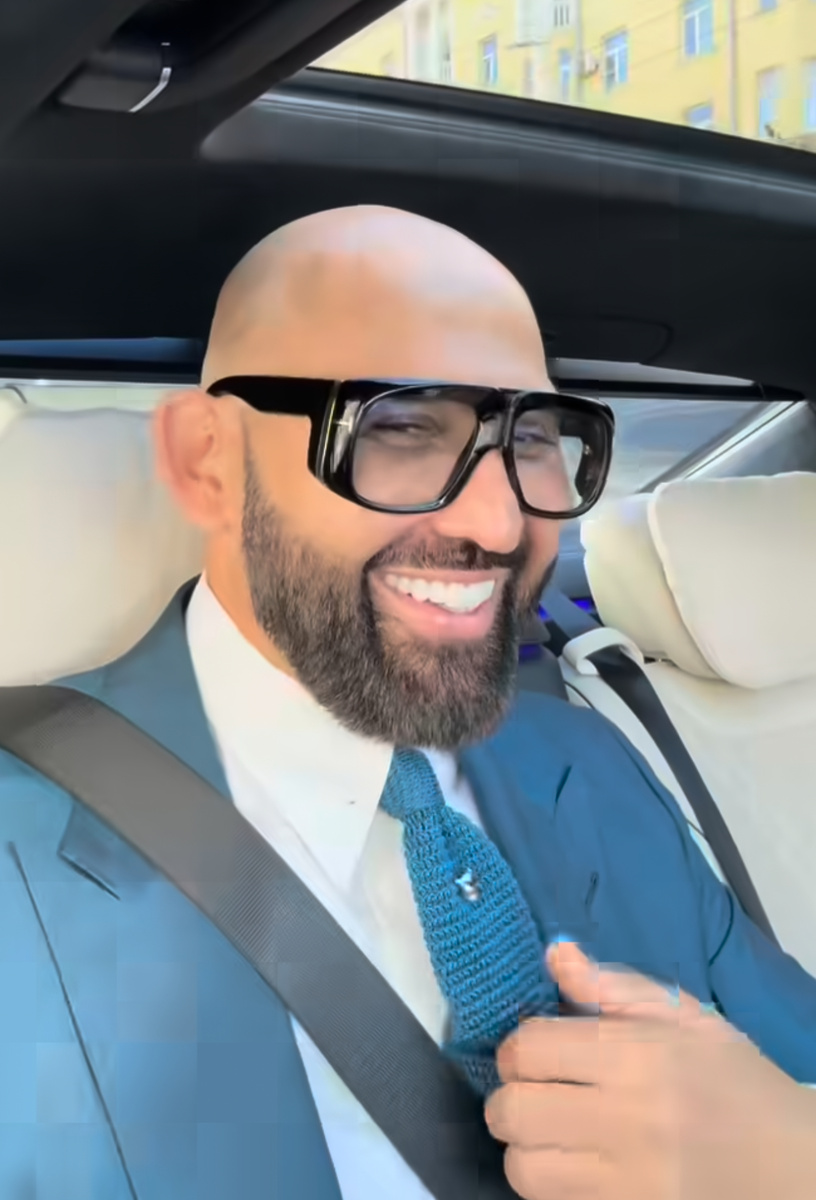 Жизнерадостный Николай Анатольевич заряжает нас на позитив и присваивает культуру ношения галстуков