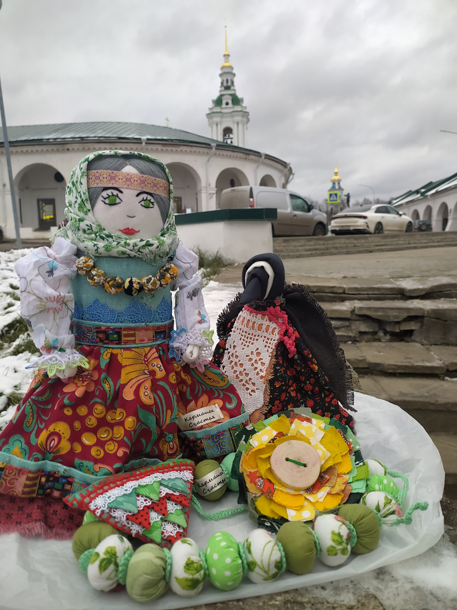 Кукла столбушка (традиционная на скрутке), льняная Сорока-Ворона, лоскутные бусы, брошь уголки, брошь ляпочиха - работы мастерской «Кармашек счастья»