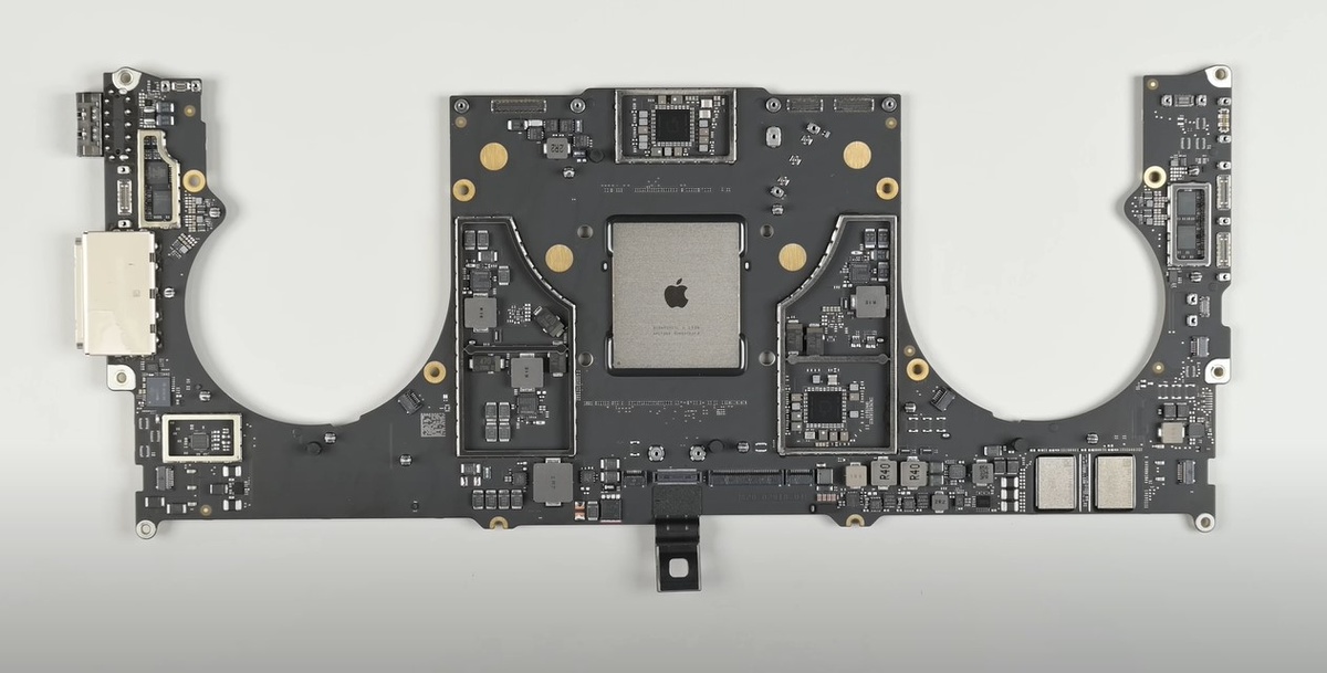 Процессор M3 (предыдущей линейки)  на материнской плате Macbook. Фото с сайта ifixit.com