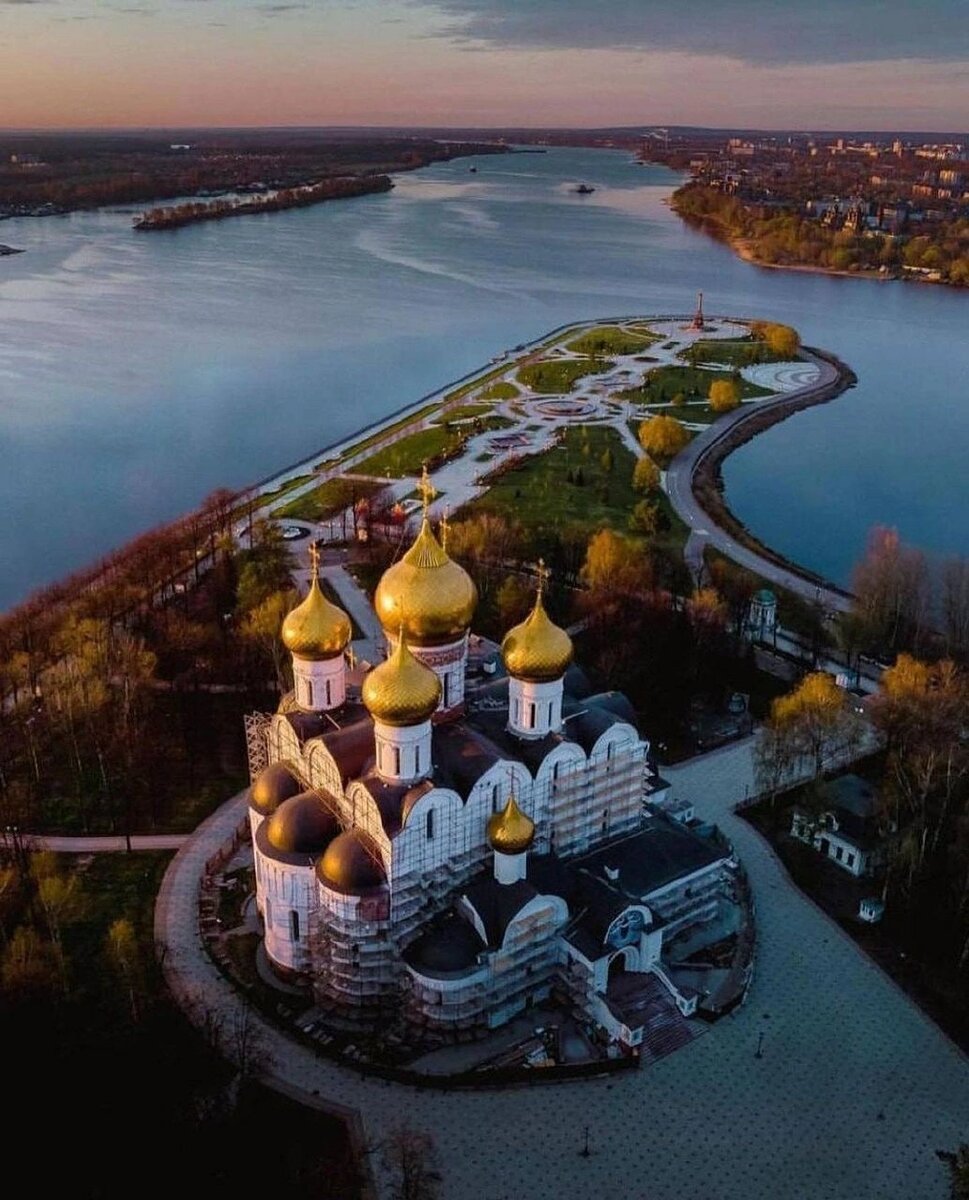 Стрелка Ярославля -- слияние Волги и Которосли/ фотография из открытого паблика в VK