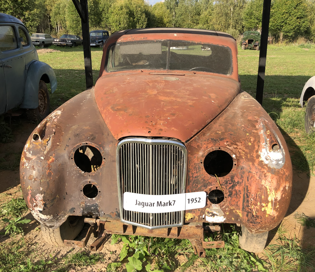 Прадедушка S-type. В 1956 году Jaguar Mark VII стал победителем престижной гонки на выносливость — Турист Трофи на острове Мэн, что укрепило репутацию Jaguar как производителя быстрых и элегантных автомобилей.