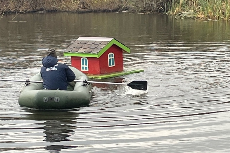    Их убрали на хранение до весны. Демонтировать домики помогли спасатели.