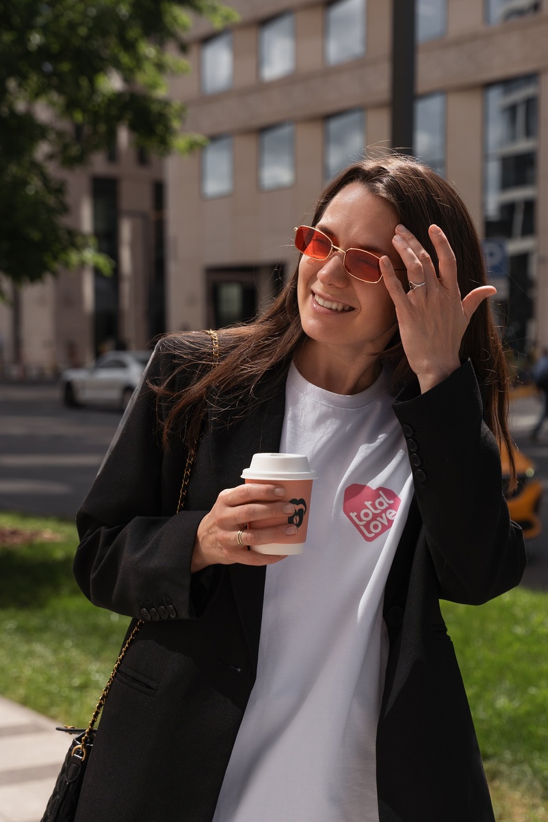 Белая фуболка с розовым сердцем total love