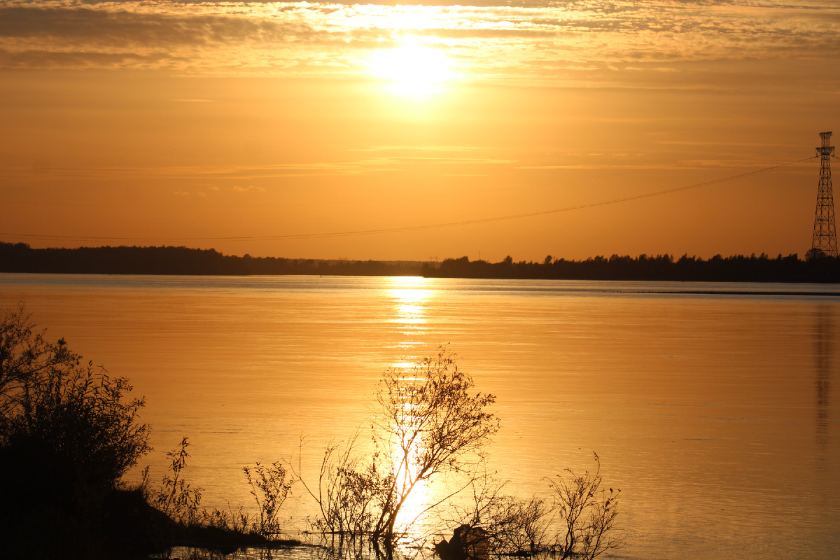 Завораживающий закат на берегу р. Оби